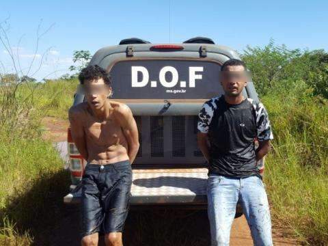 Dupla rouba van, foge de bloqueio e &eacute; presa mergulhada em p&acirc;ntano