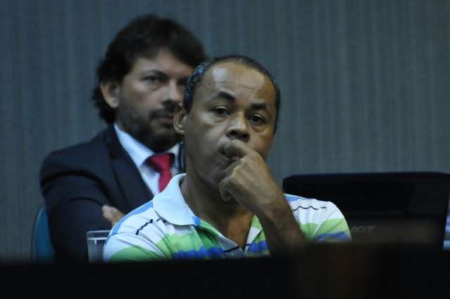 Homem vai a j&uacute;ri por matar mulher a facadas para ela n&atilde;o voltar aos EUA