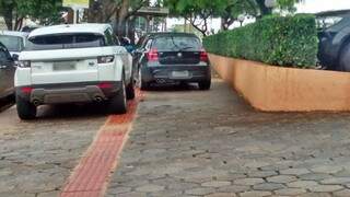 Estacionados sobre piso táctil o que dificulta o tráfego de deficientes físicos. (Foto: Repórter News)