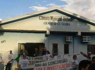 Candidatos a concurso protestaram ontem, em frente a Câmara.  (Foto: Divulgação)