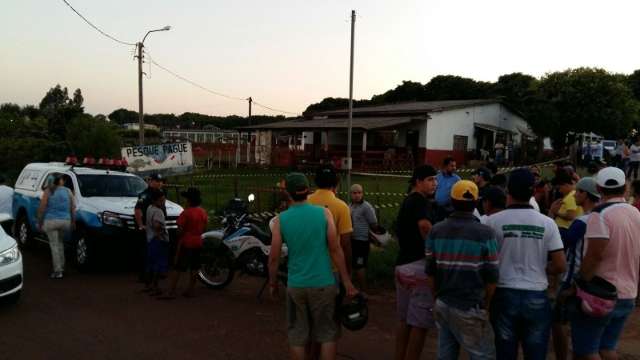 Homem &eacute; morto &agrave; tiros enquanto retirava lixo da cal&ccedil;ada de um pesqueiro