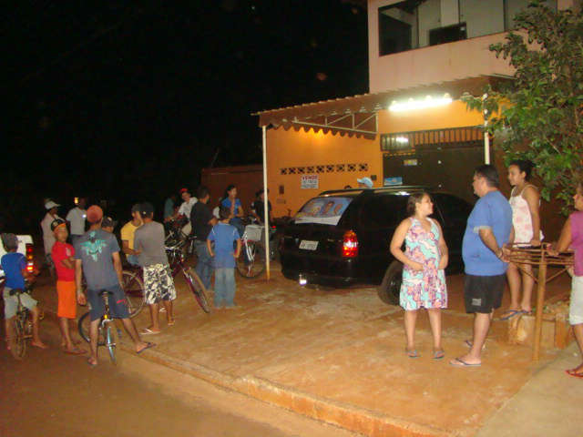  Homem &eacute; morto a tiros na varanda de casa por passageiro de motocicleta