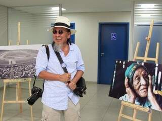 Roberto Higa faz exposição na Câmara de Vereadores com fotos que marcaram a profissão. (Foto: Marina Pacheco)
