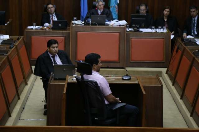 Serralheiro afirma que Olarte ofereceu servi&ccedil;os em troca de cheques