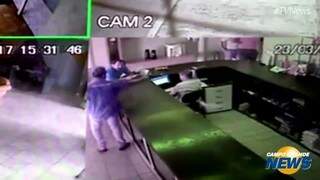 Câmeras mostram momento em que ex atira na cabeça de mulher e tenta se matar