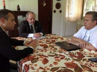 Dom Dimas com os dois representantes do Governo Federal. (Foto: divulgação)