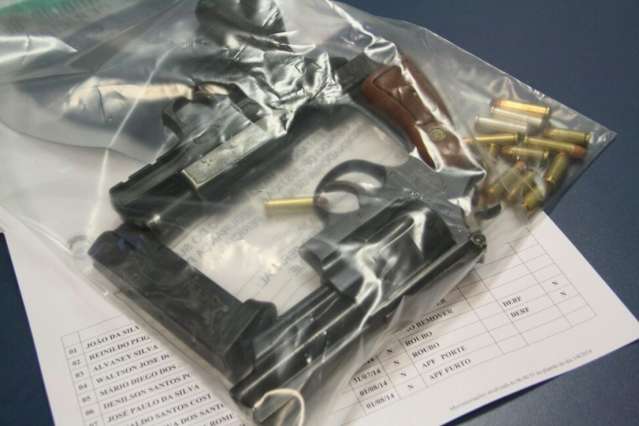 Homem &eacute; preso com duas pistolas, uma delas roubada de policial