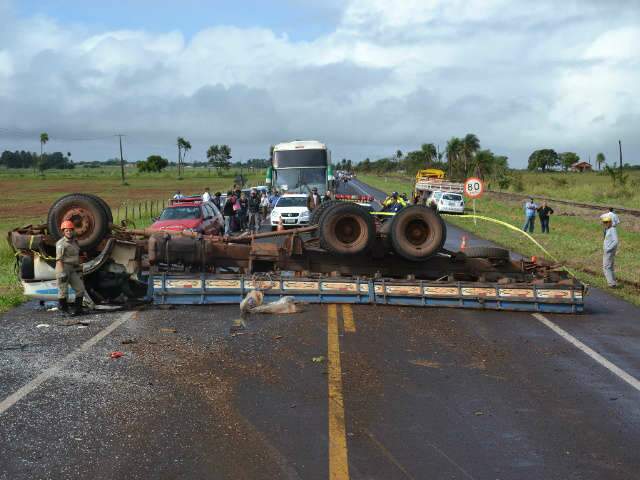  Acidente entre caminh&atilde;o e carro deixa 1 morto e 2 feridos na BR-262