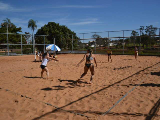  Torneio de v&ocirc;lei de areia feminino re&uacute;ne oito duplas no R&aacute;dio Clube