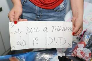Ela fez um cartaz dizendo que é a menina do 1° DVD (Foto: Paulo Francis)