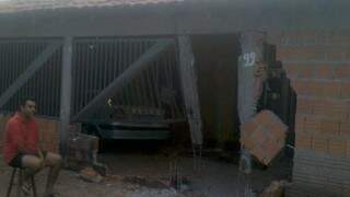 A frente da casa ficou destruída. (Fotos: Luiz Rodrigues de Albuquerque)