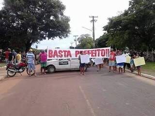 Moradores de Coxim fecham ruas em forma de protesto por melhorias