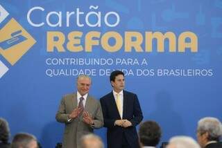 Michel Temer e o ministro das Cidades, Bruno Araújo, lançam o Cartão Reforma, no Palácio do Planalto (Foto: Valter Campanato / Agência Brasil)