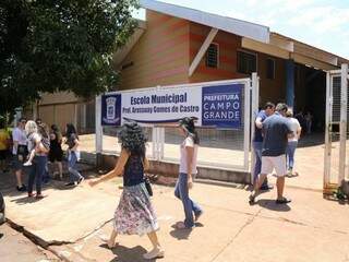 Eleitores em frente a local de votação em Campo Grande. (Foto: Paulo Francis).