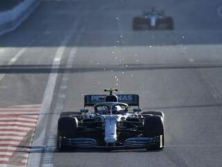 Mercedes de Bottas durante o GP em Baku, com Hamilton atrás; equipe fez a quarta dobradinha da temporada. (Foto: Mercedes-AMG Petronas Motorsports/Divulgação)