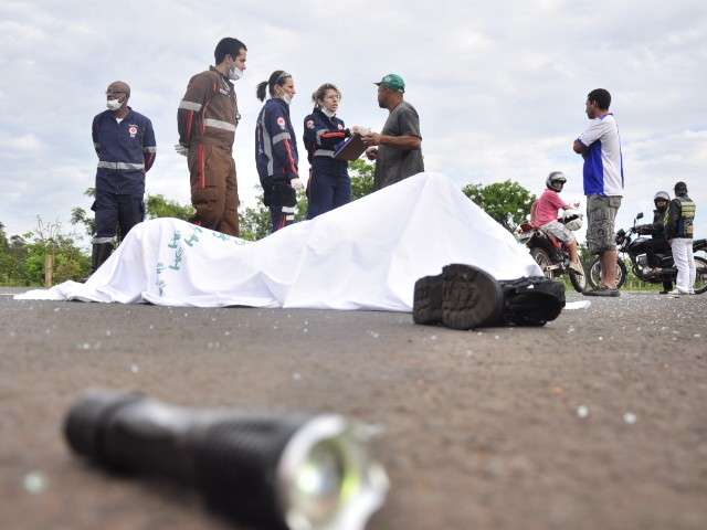 Motociclista morre atropelado por carro que invadiu pista contrária