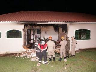 Militares do Corpo de Bombeiros no cômodo atingido pelo fogo, que chegou a ter uma das paredes derrubada (Foto: Kisie Ainoã)