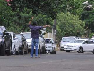 Flanelinhas auxiliam motoristas a estacionar e ganham quantia para cuidar de carros. (Foto: Alcides Neto)