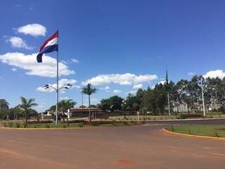 Fronteira entre Brasil e Paraguai que antes foi movimentada, hoje há muita paradeira. (Foto: Direto das Ruas)