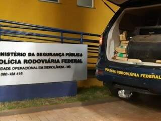 Tabletes de cocaína já carregados na viatura da PRF. (Foto: Divulgação/PRF) 