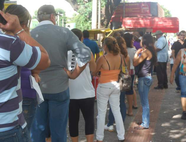  Ap&oacute;s feriad&atilde;o, tarde de quarta-feira &eacute; de filas em bancos