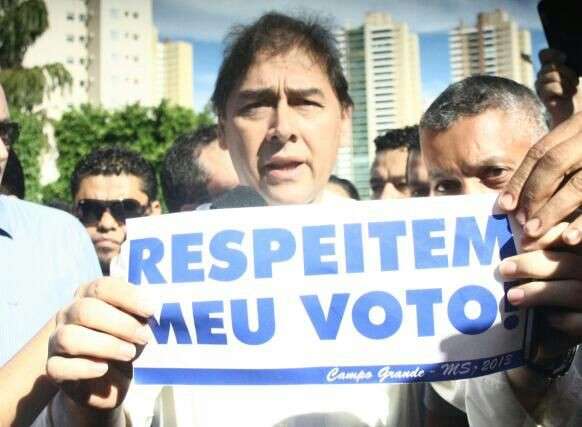 Ap&oacute;s liminar, popula&ccedil;&atilde;o aplaude cancelamento da sess&atilde;o de julgamento