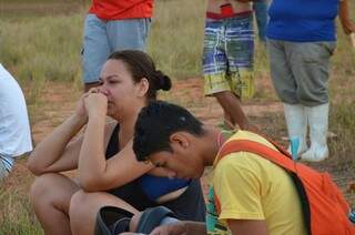Amigos choram e aguardam notícias. A mãe de Fabio mora no Ceará. (Foto: Vanessa Tamires)