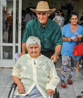 Antonio e Zenaide (de azul) levaram a mãe de 94 anos para tomar vacina (Foto: Marcelo Calazans)