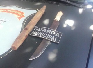 Pedaço de madeira e facão utilizado pelo autor para ameaçar a mãe  e atacar a Guarda. (Foto: Divulgação)