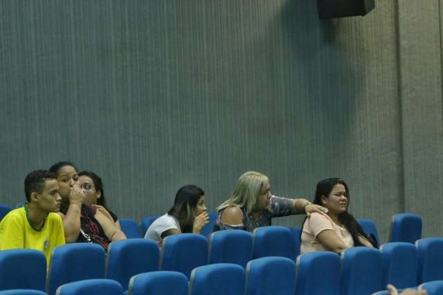 Emocionada, prima revela que menino sente culpa pelo assassinato da m&atilde;e