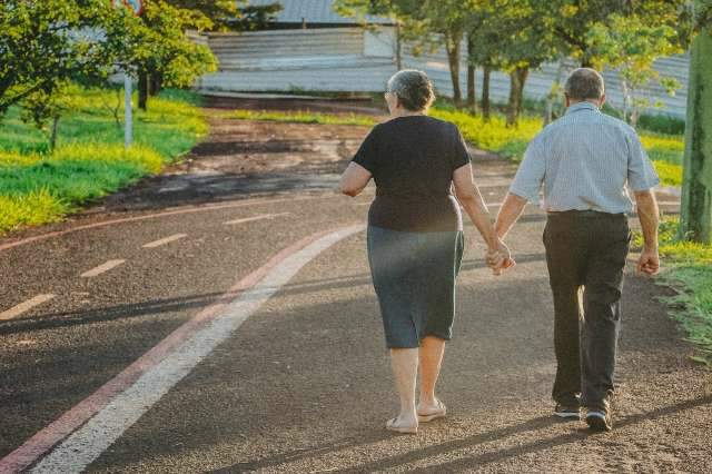Ap&oacute;s 55 anos sem fotos do casamento, sobrinha realiza sonho de casal em parque