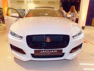 Jaguar XE R-Sport, o primeiro a desembarcar em Campo Grande. (Foto: Márcio Martins)