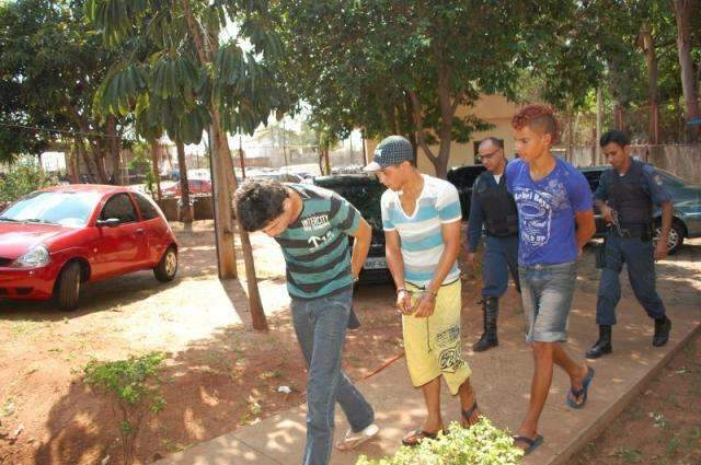 Tr&ecirc;s s&atilde;o presos suspeitos de render fam&iacute;lia e roubar camionete