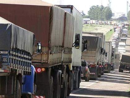 Com bloqueio das rodovias, hortifr&uacute;tis estragam e ficam 30% mais caros