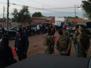 Mais de 80 policiais participam da operação. (Foto: André Barbosa/JPNews)