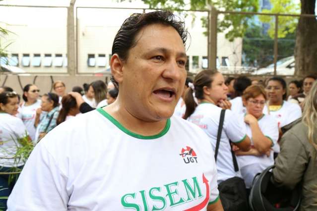 Administrativos param e protestam para cobrar bolsa alimenta&ccedil;&atilde;o