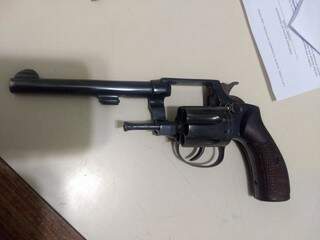 Arma utilizada no crime foi apreendida pela polícia. (Foto: Divulgação/Polícia Civil)