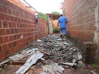 Morador já gastou R$ 1,5 mil para repor telhas (Foto: Rodrigo Bossolani/Dourados News)