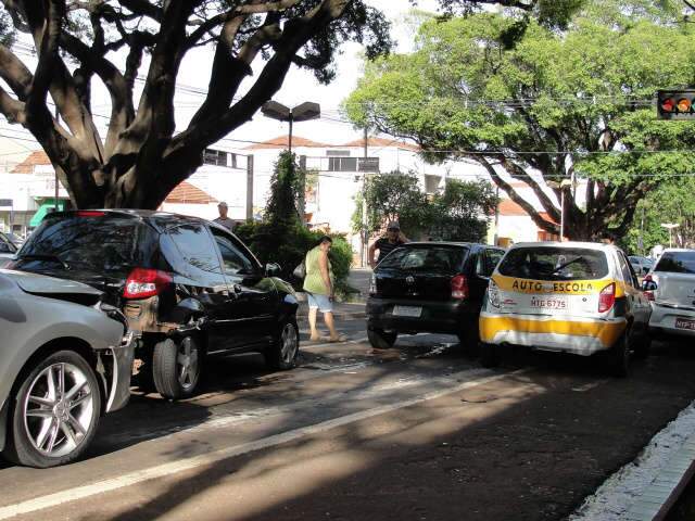  Acidente entre seis ve&iacute;culos interdita avenida Mato Grosso
