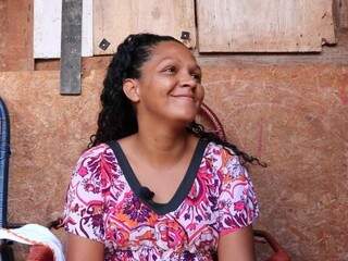 Jaqueline é uma entre as cinco moradoras que decidiram narrar a própria história no documentário (Foto: Renan Dalago)