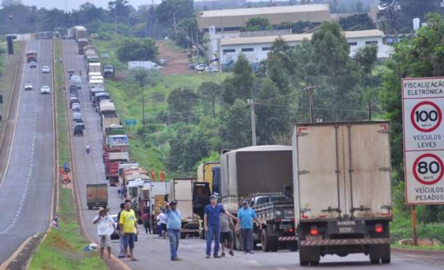 Caminhoneiros bloqueiam dois trechos da BR 163 no quarto dia de protesto