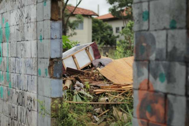 Ac&uacute;mulo de lixo em terreno incomoda moradores do Arnaldo Estev&atilde;o de Figueiredo
