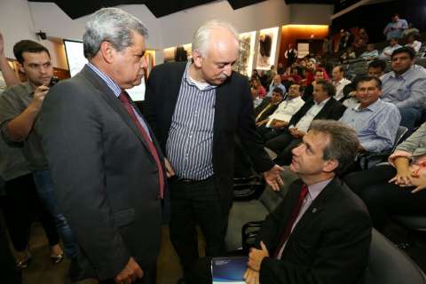 Ministro evita a imprensa ao chegar junto com André, Olarte e Delcídio