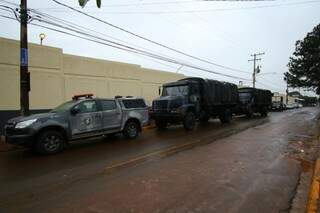 Caminhões do Batalhão de Choque também estão no local. (Foto: André Bittar)