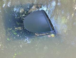 O carro, que ficou submerso, foi encontrado na manhã desta segunda-feira (Foto: Site O Pantaneiro)