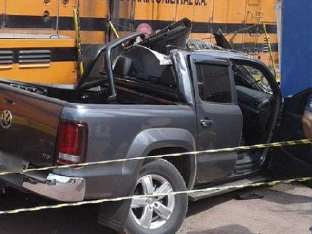 Camionete fica destru&iacute;da ao ser atingida por vag&otilde;es de trem