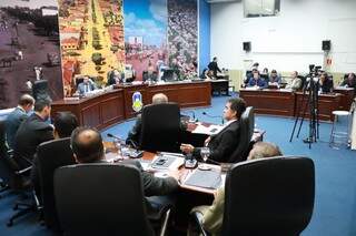 Vereadores de Dourados durante sessão da Câmara; orçamento milionário e poucos projetos aprovados (Foto: Divulgação)