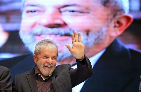Lula fará escala em Campo Grande e deve se reunir apenas com Delcídio