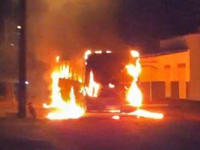  Ap&oacute;s tumulto em pres&iacute;dio, &ocirc;nibus s&atilde;o incendiados e um apedrejado 