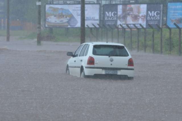 Chuva causa transtornos no tr&acirc;nsito e alagamentos na regi&atilde;o norte 